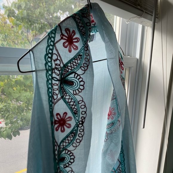 Handmade embroidered shawl - Picture 6 of 9